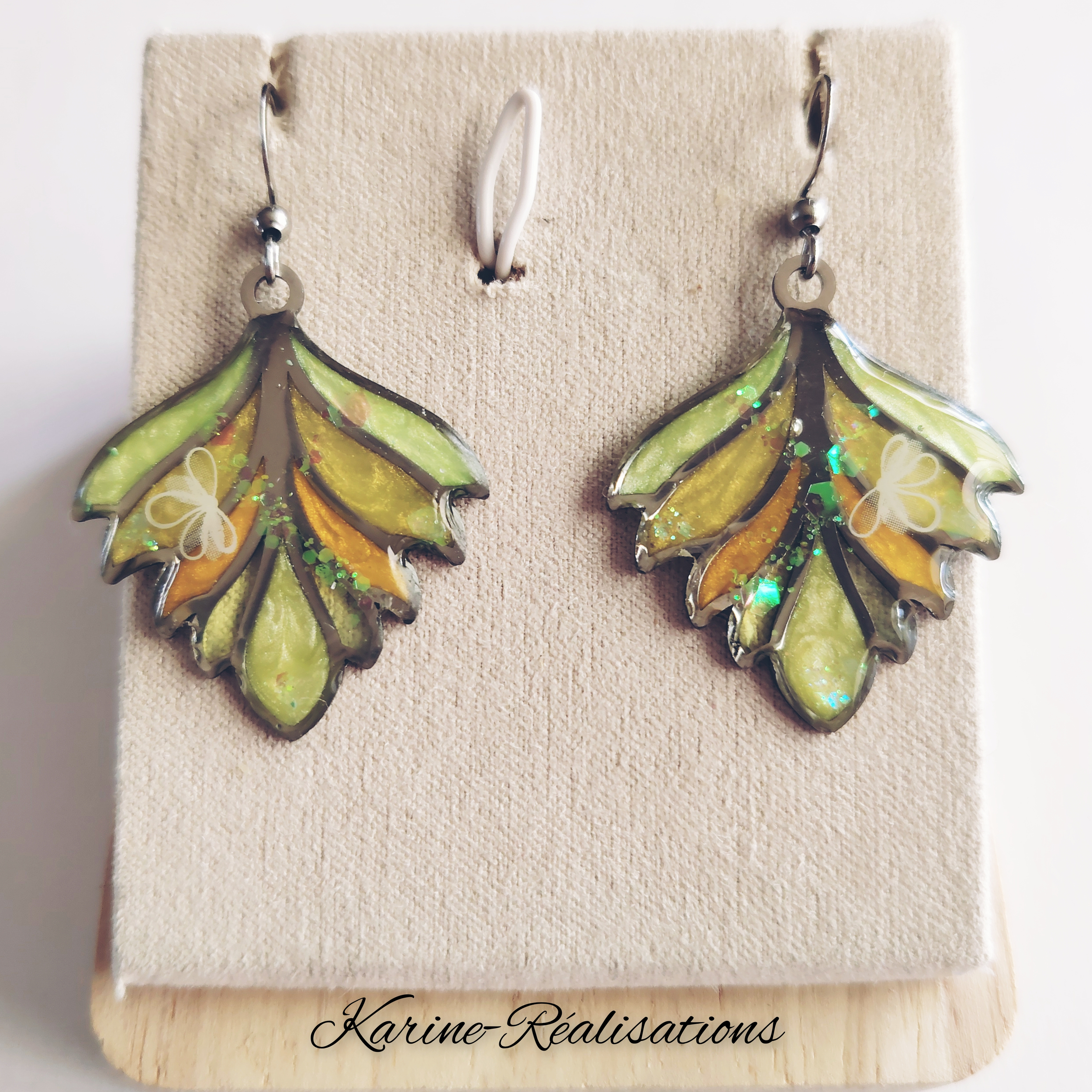 Boucles dOreilles Pendantes Feuillage – Résine Vert Tendre &amp; Jaune Irisé