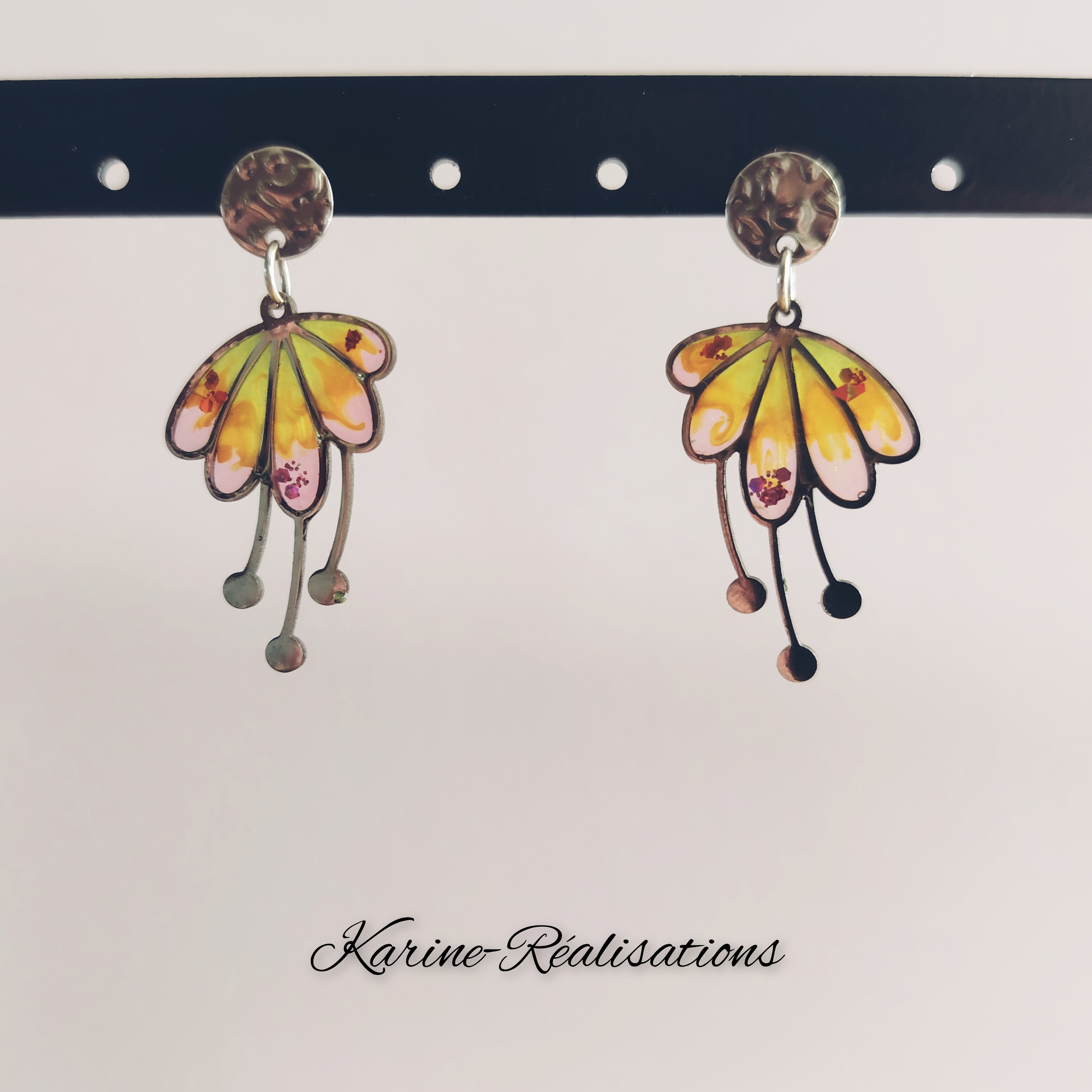 Boucles d'Oreilles Pendantes Clochette – Résine Jaune Solaire &amp; Rose Poudré
