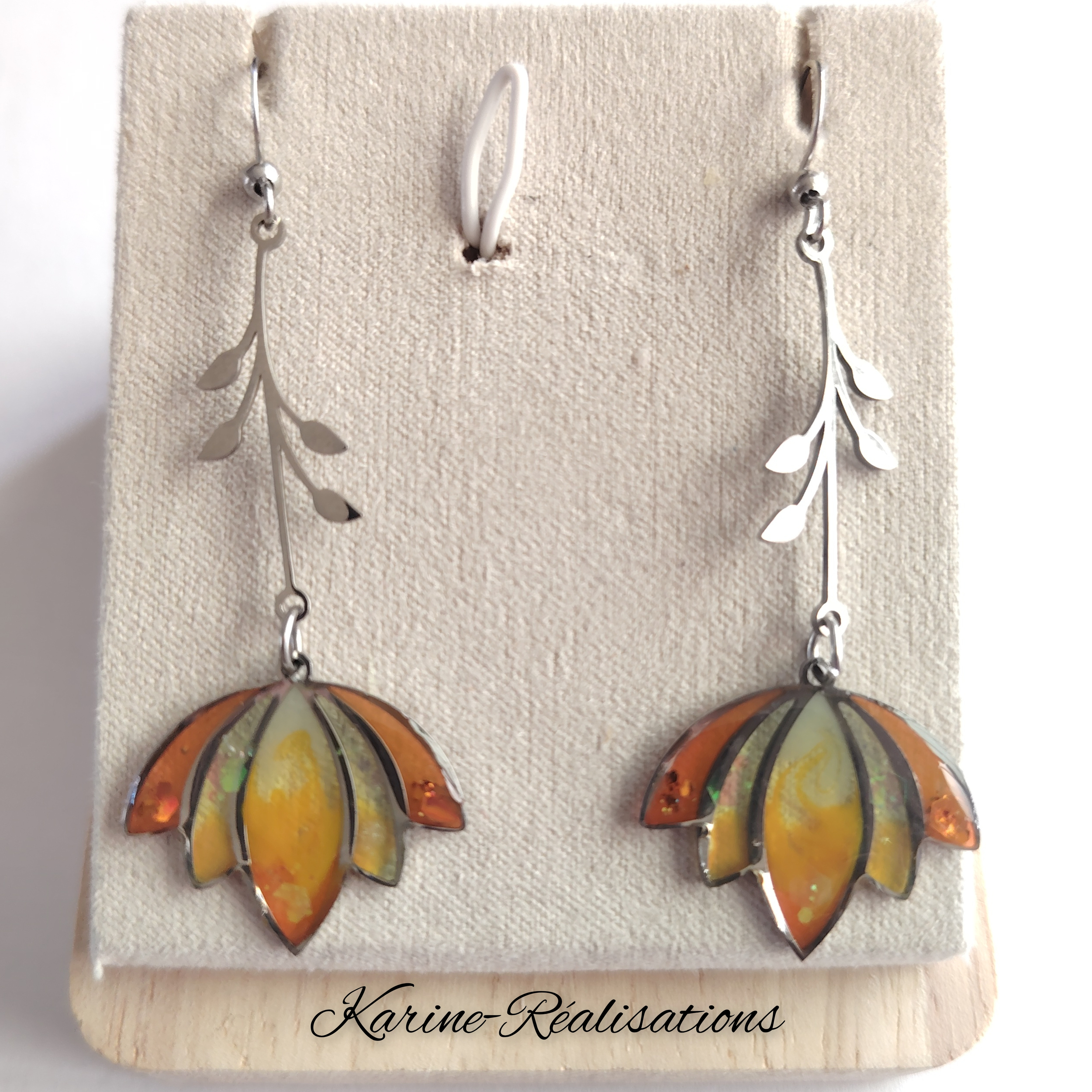 Boucles dOreilles Pendantes Tige de Lotus – Résine Jaune Solaire &amp; Cuivré