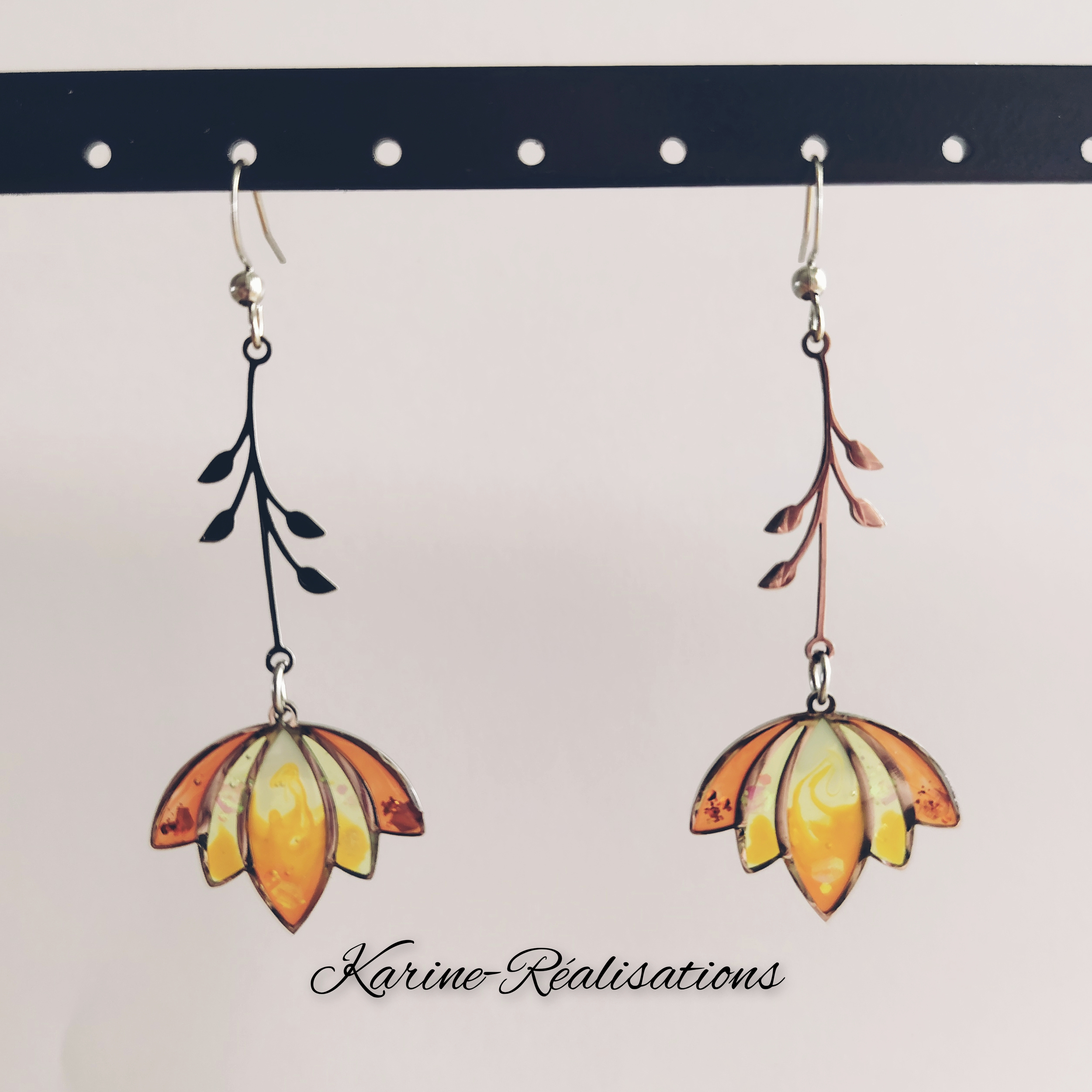 Boucles dOreilles Pendantes Tige de Lotus – Résine Jaune Solaire &amp; Cuivré1