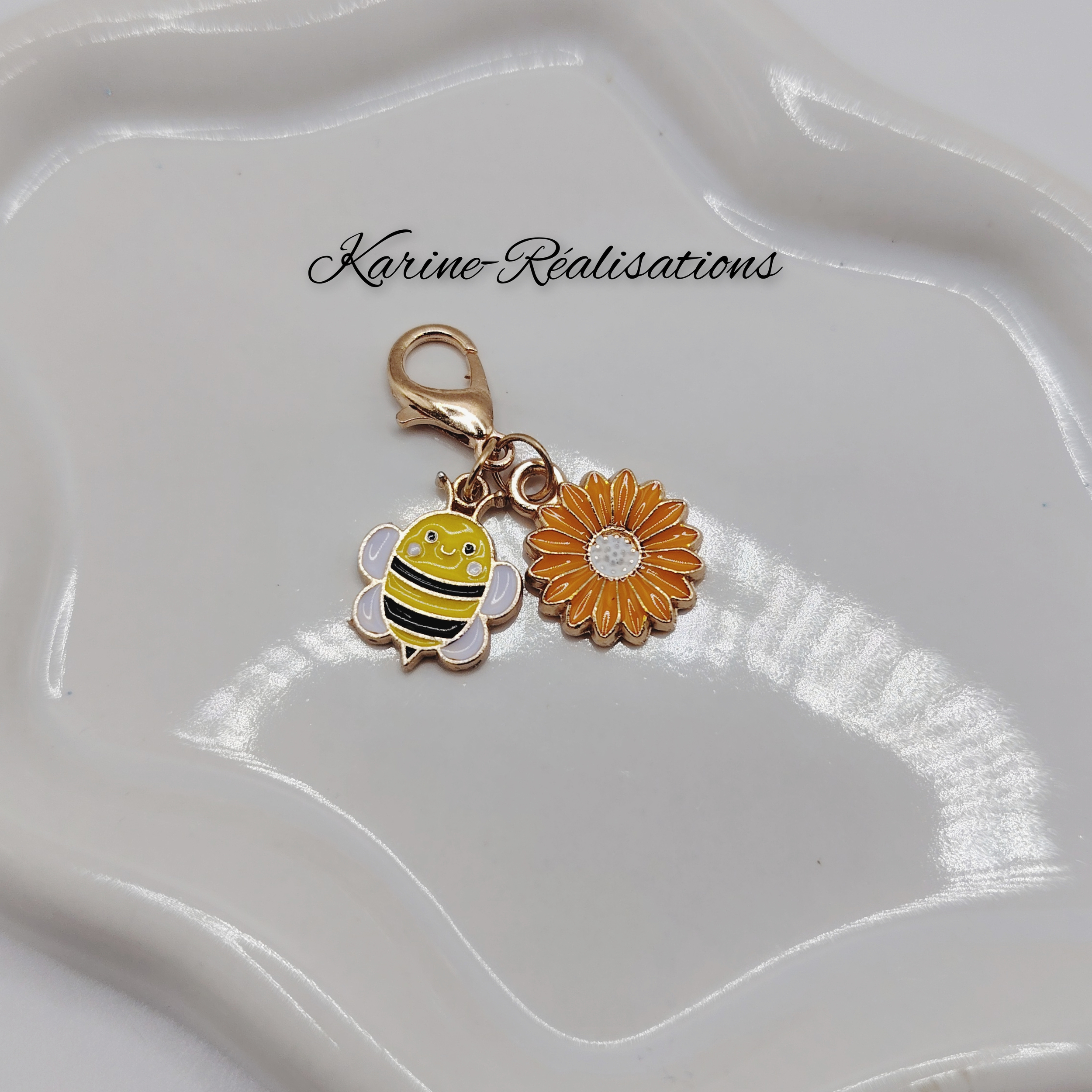 Bijou de sac  Porte-clés Printemps – Duo Abeille et Fleur Émaillée Orange – Finition Dorée