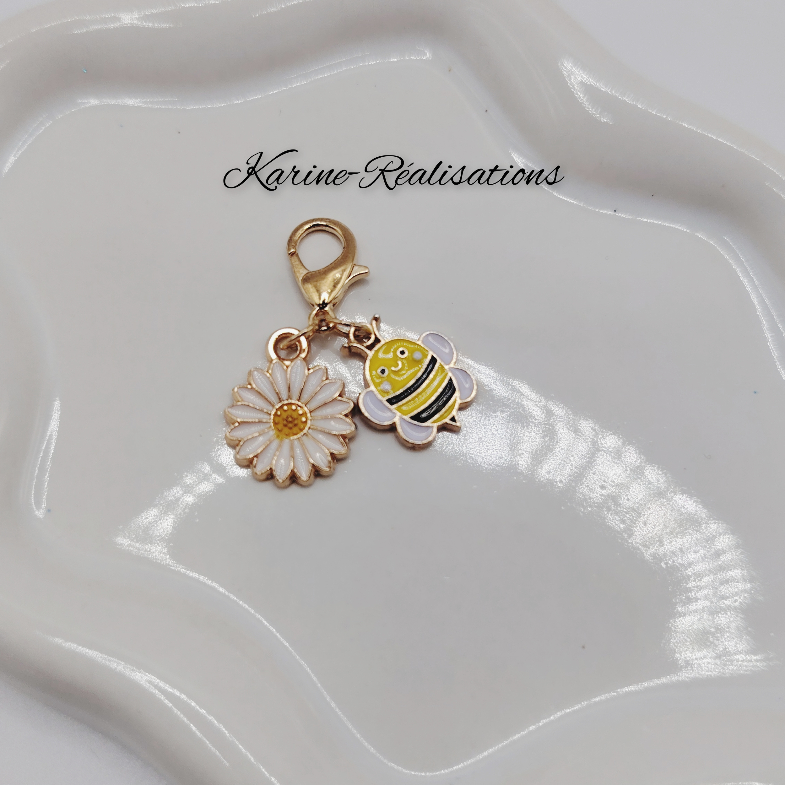 Bijou de sac  Porte-clés Printemps – Duo Abeille et Fleur Émaillée Blanche– Finition Dorée