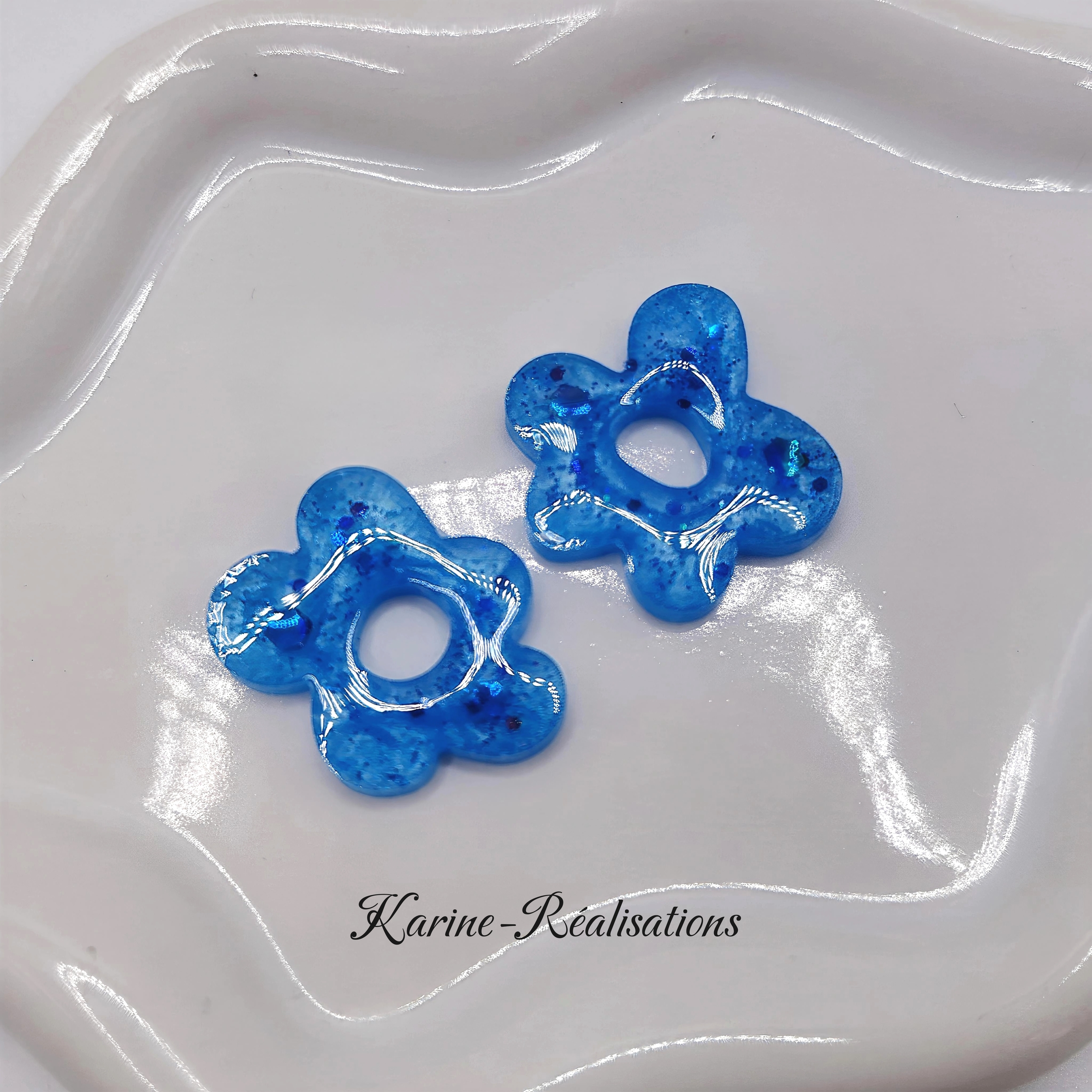 Pampilles boucles doreilles fleurs - Résine bleue et paillettes1