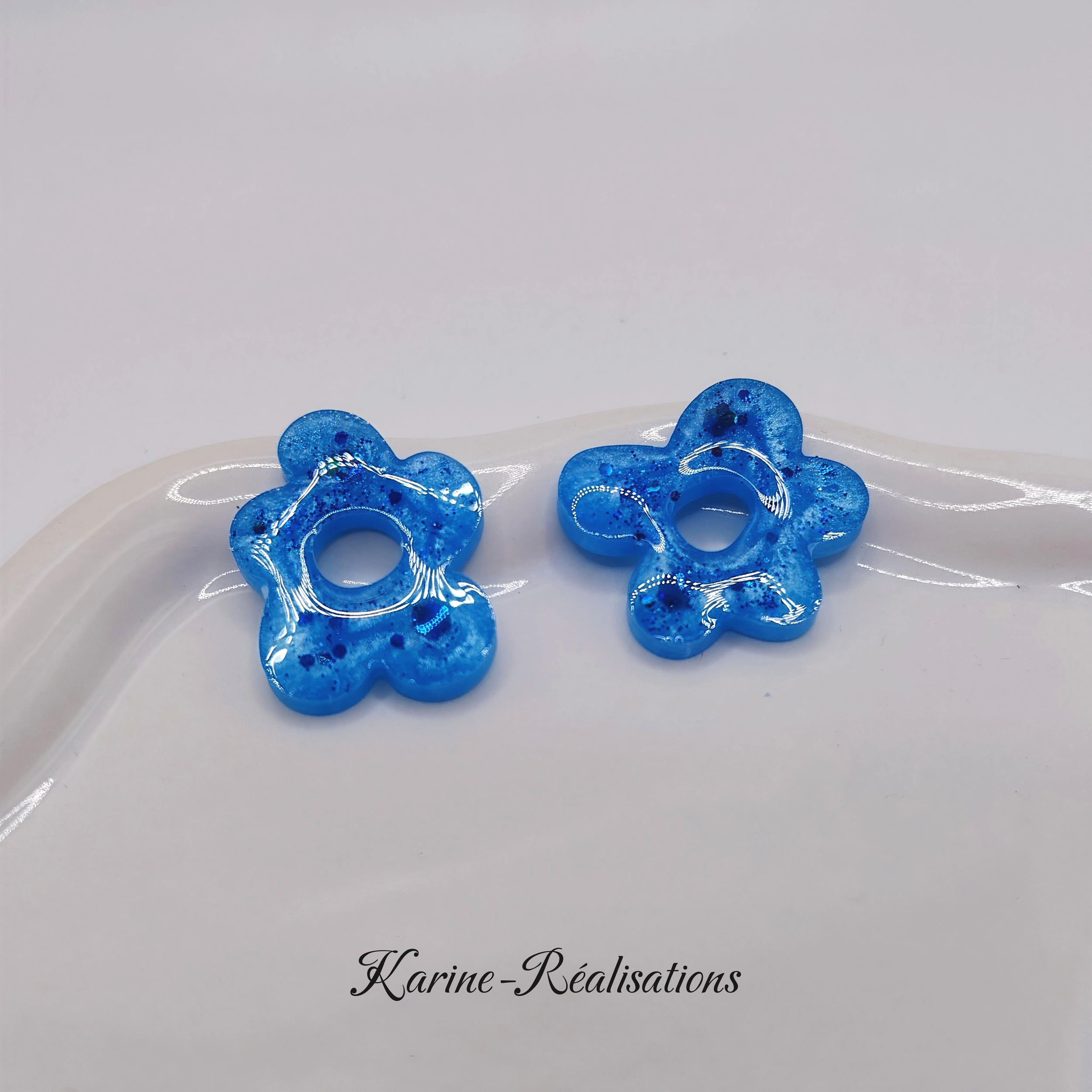 Pampilles boucles doreilles fleurs - Résine bleue et paillettes2