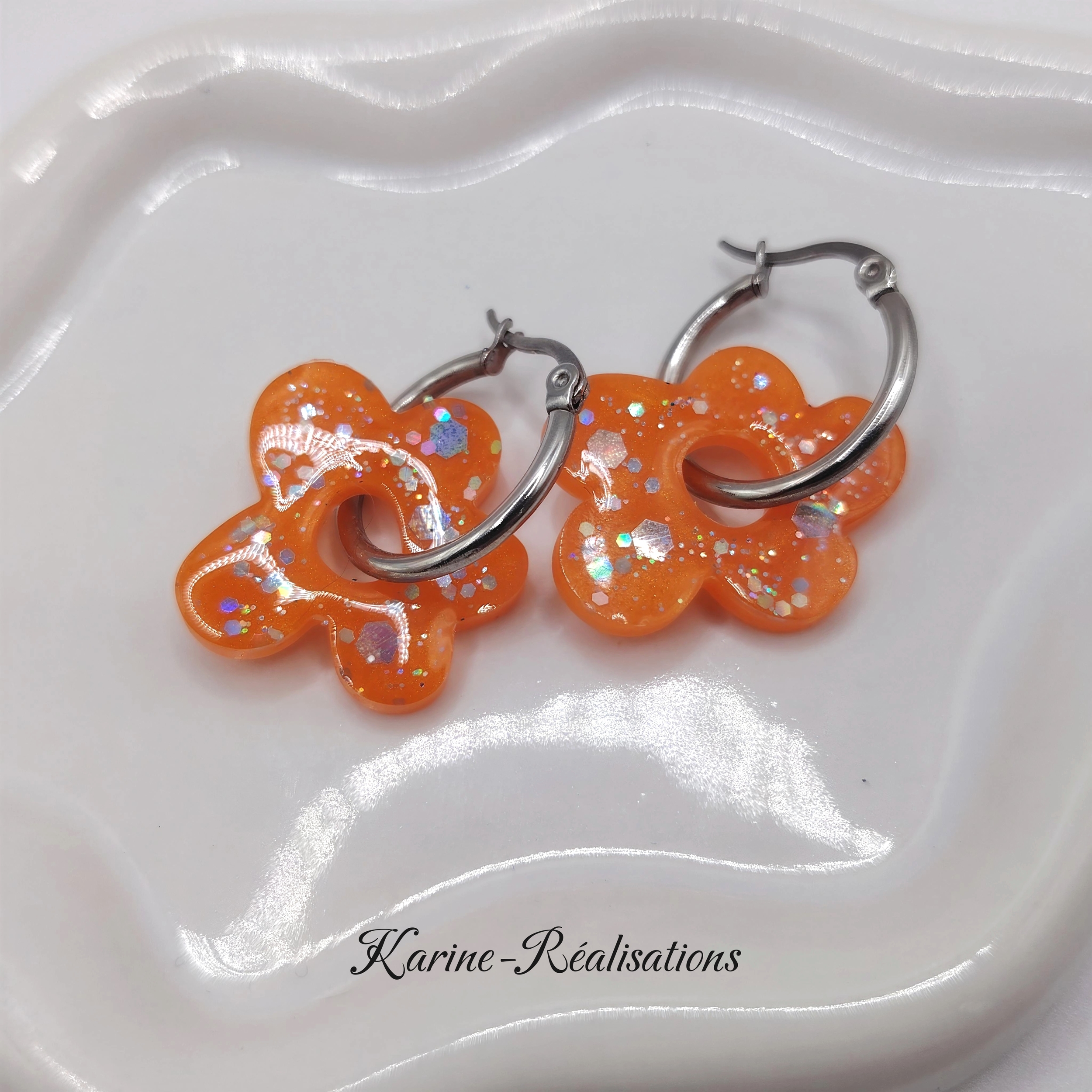 Pampilles boucles doreilles fleurs - Résine orange et paillettes
