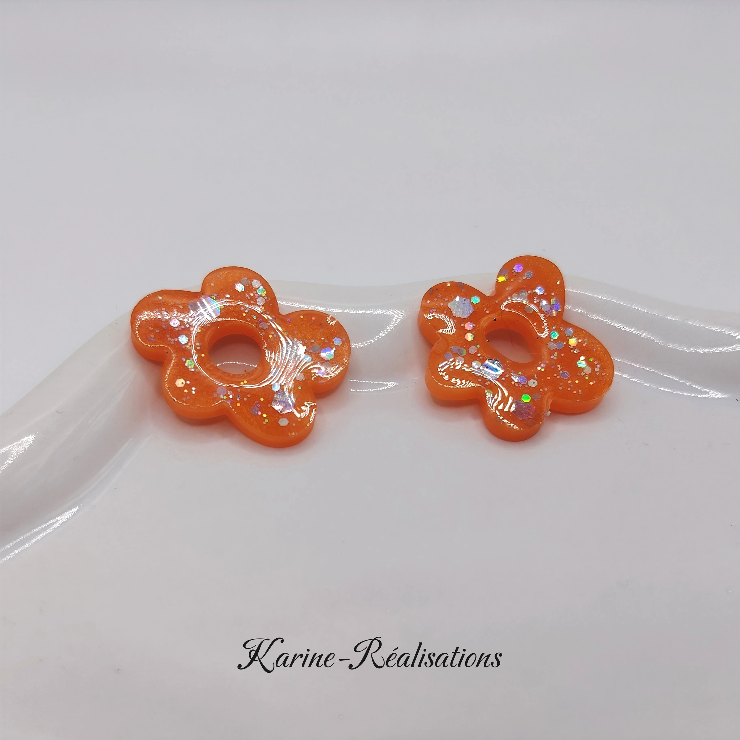 Pampilles boucles doreilles fleurs - Résine orange et paillettes1