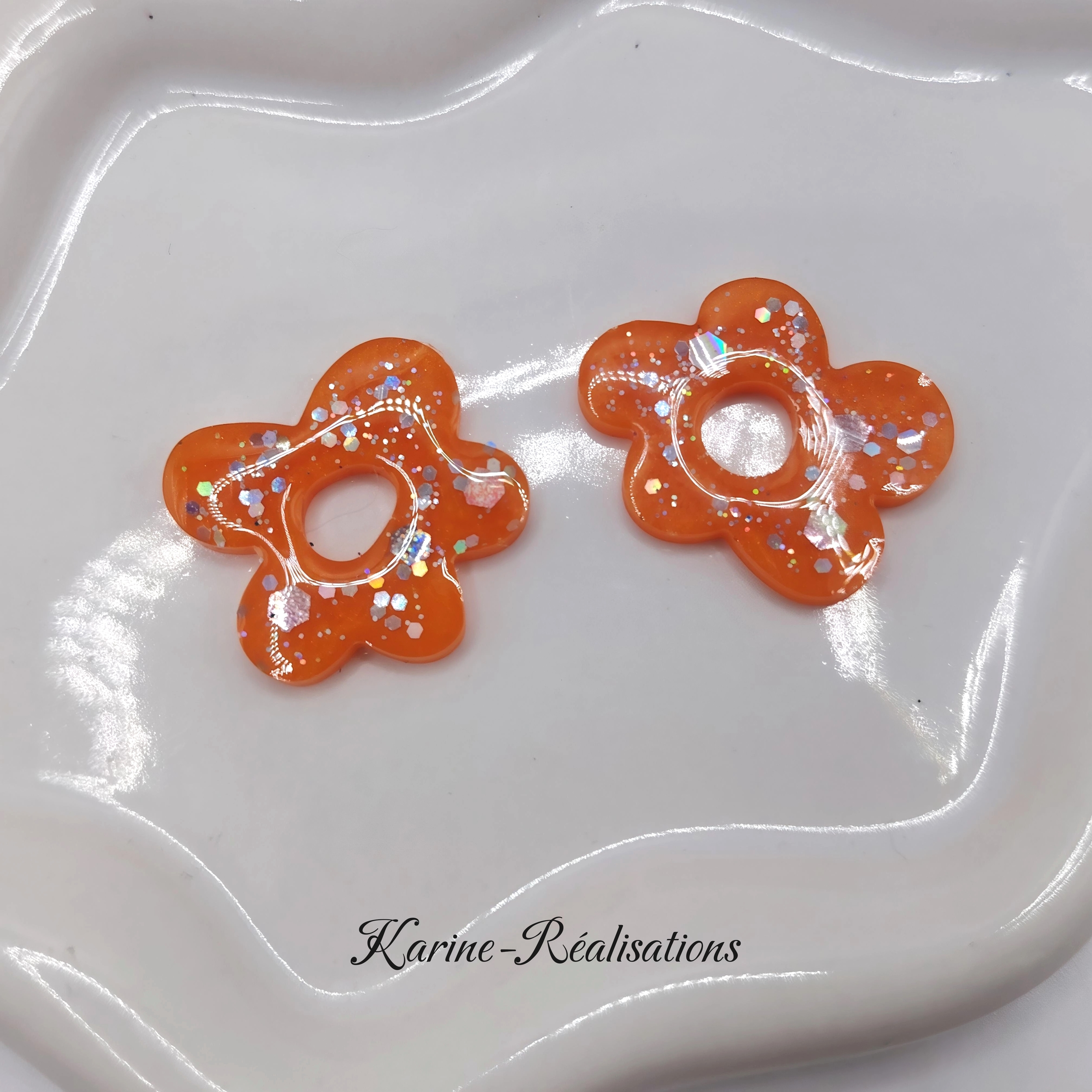 Pampilles boucles doreilles fleurs - Résine orange et paillettes2