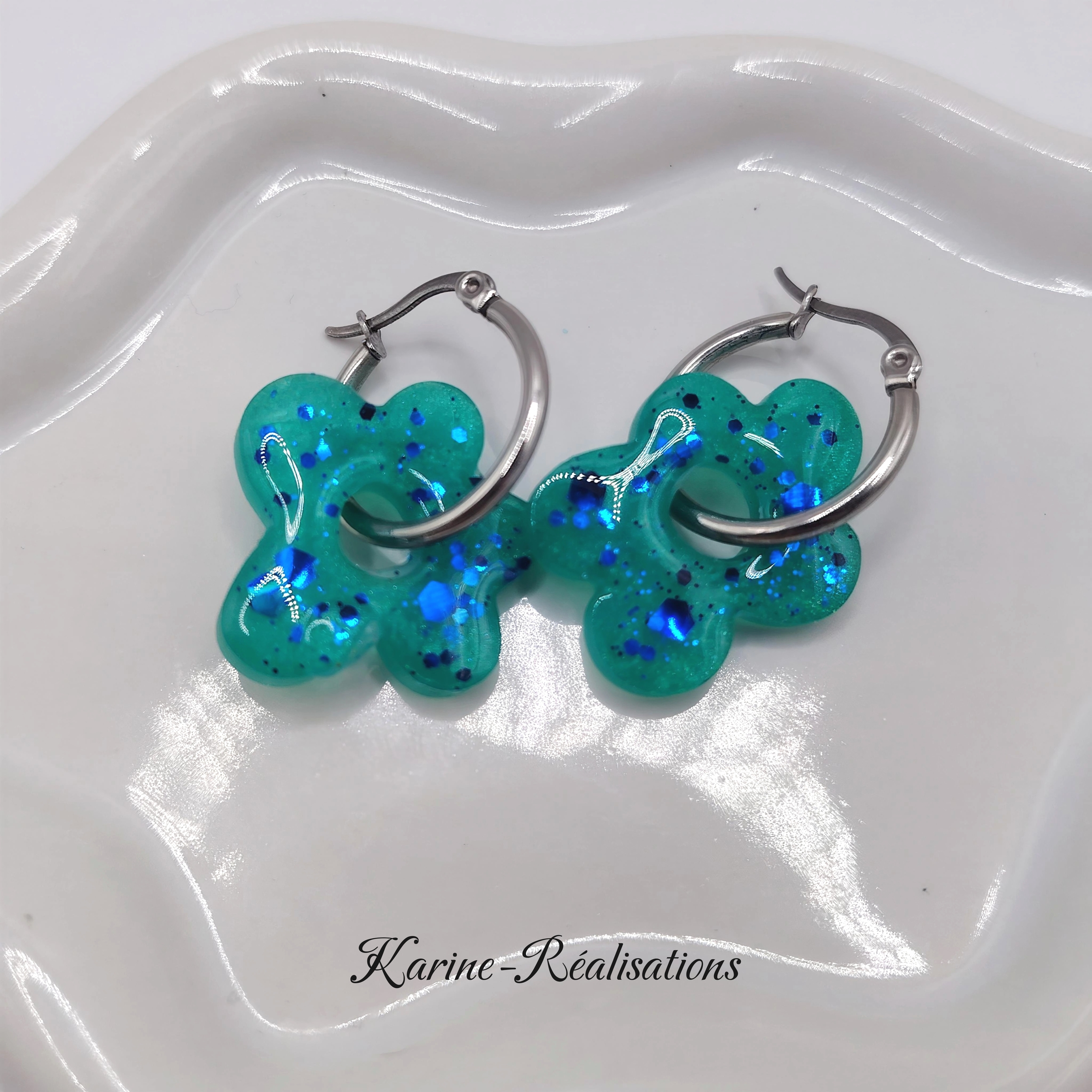 Pampilles boucles doreilles fleurs - Résine bleu turquoise et paillettes