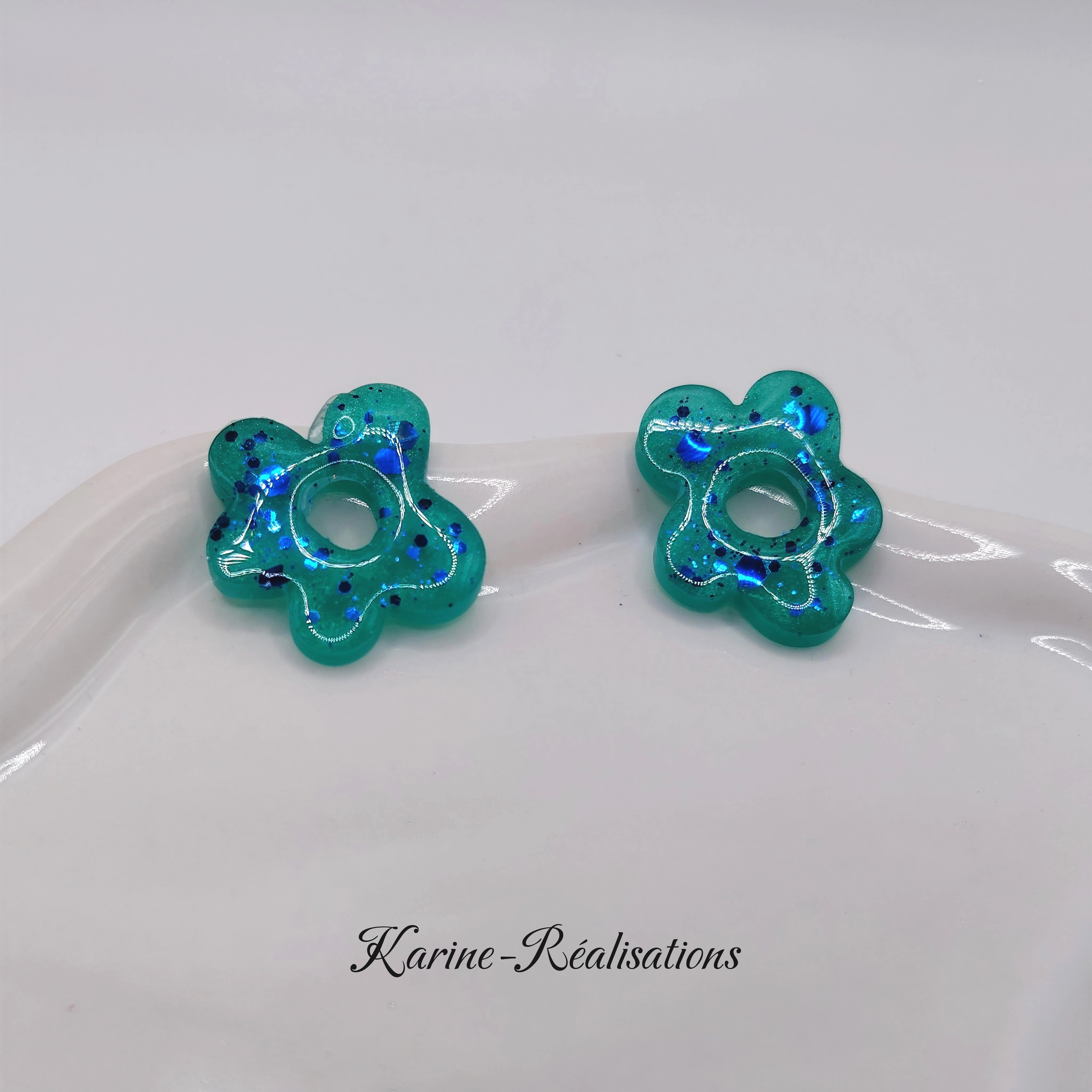 Pampilles boucles doreilles fleurs - Résine bleu turquoise et paillettes1