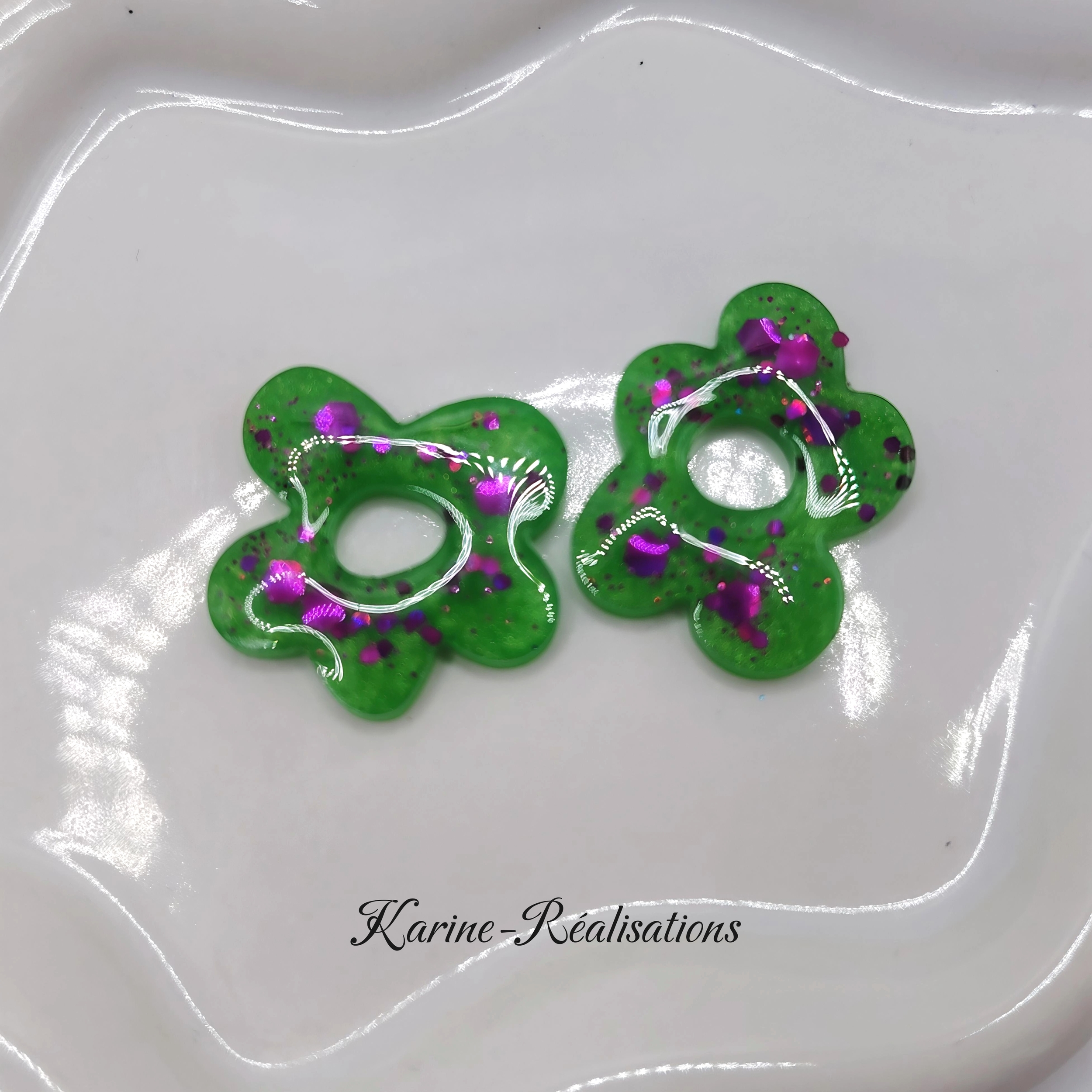 Pampilles boucles doreilles fleurs - Résine vert pomme et paillettes fushia2