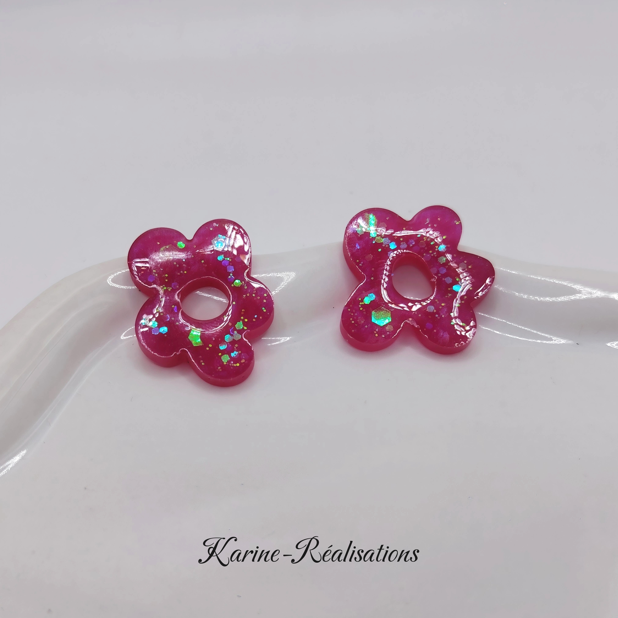 Pampilles boucles doreilles fleurs - Résine rose fushia et paillettes holographiques1