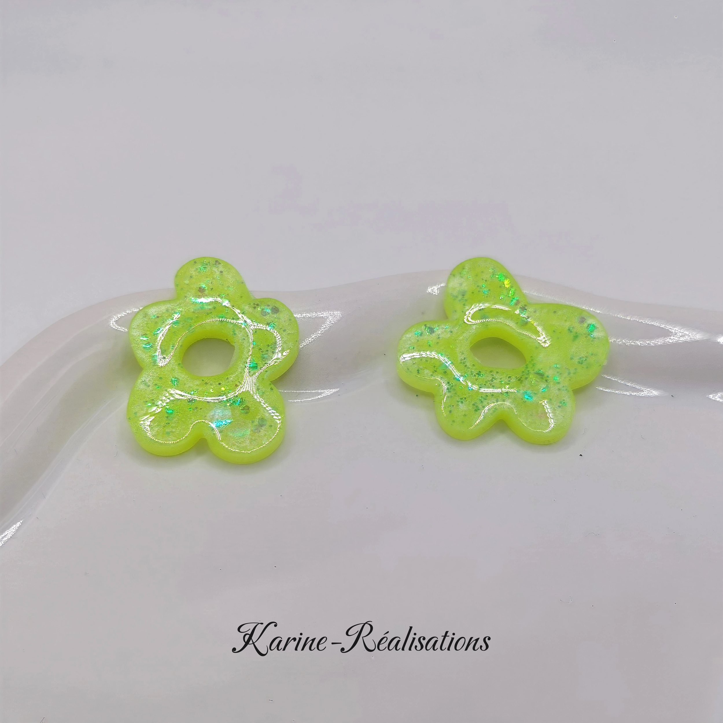 Pampilles boucles doreilles fleurs - Résine jaune fluo et paillettes2
