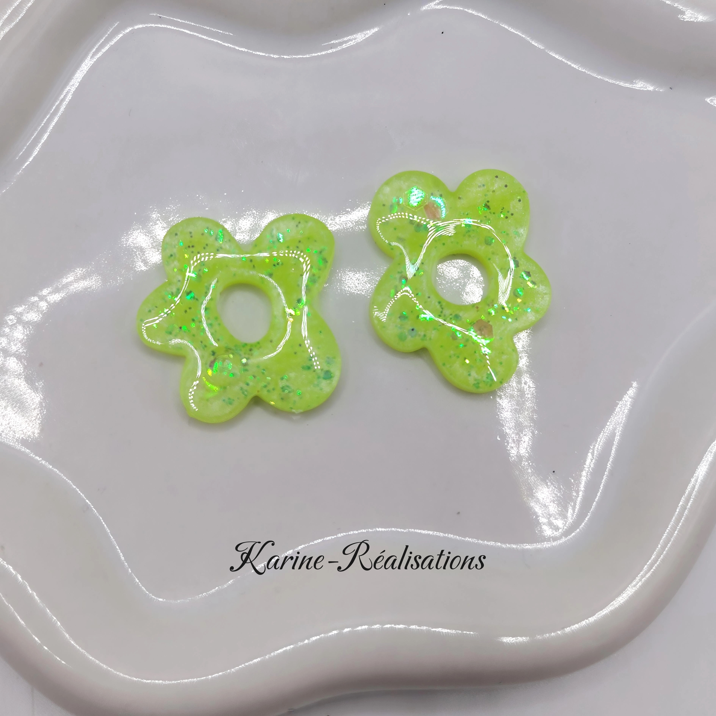 Pampilles boucles doreilles fleurs - Résine jaune fluo et paillettes1