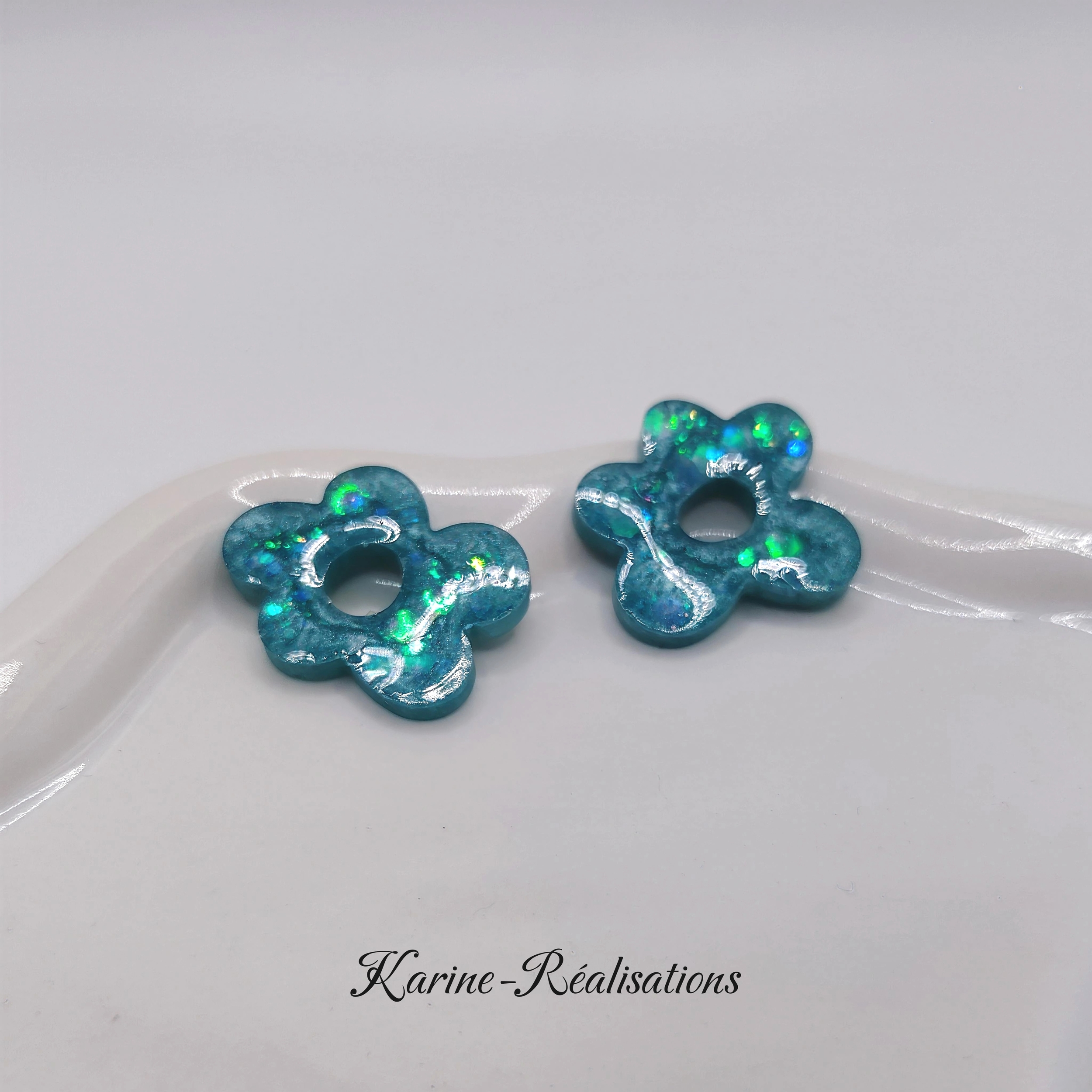Pampilles fleurs résine - Bleu turquoise scintillant et paillettes1