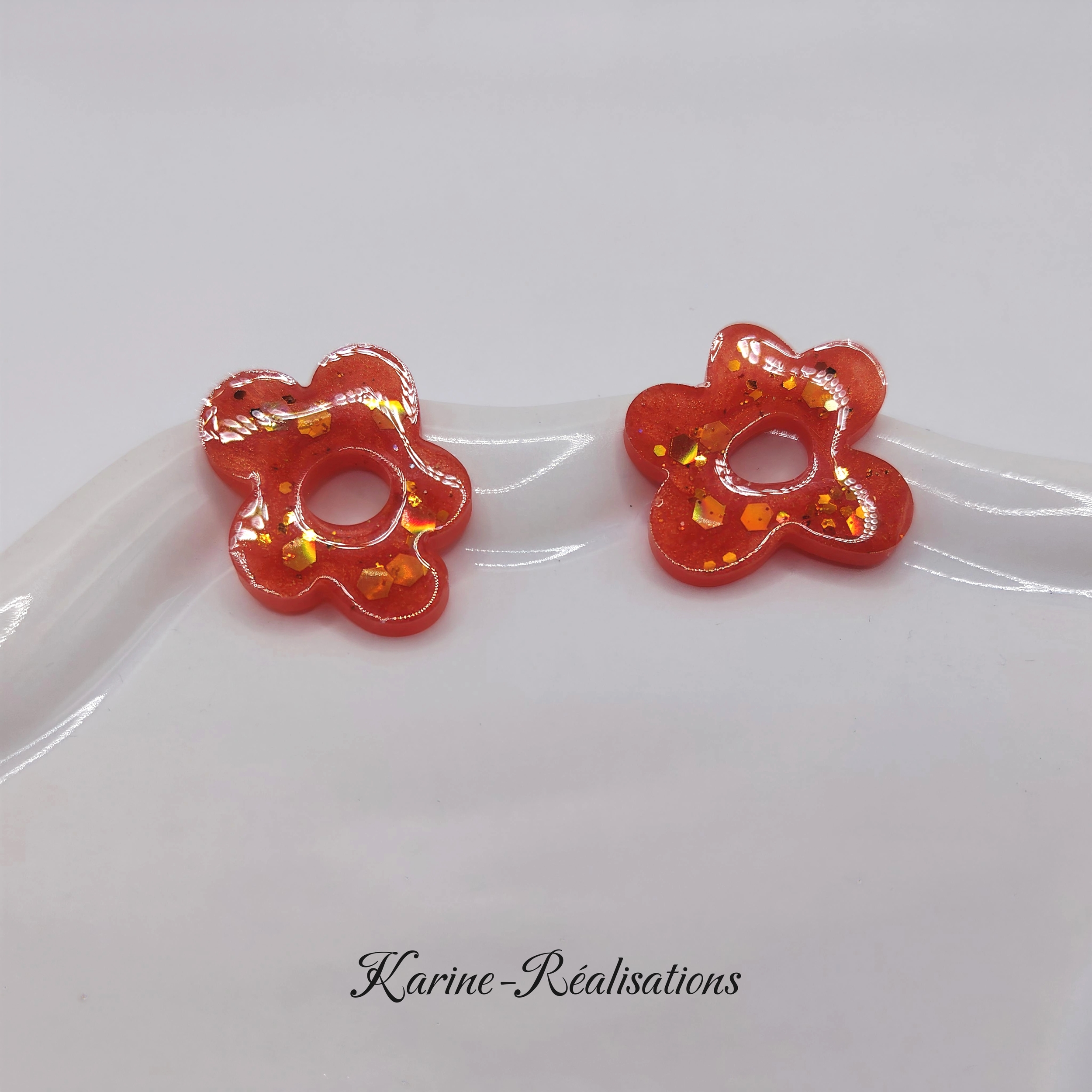 Pampilles boucles doreilles fleurs - Résine orange corail et paillettes dorées1