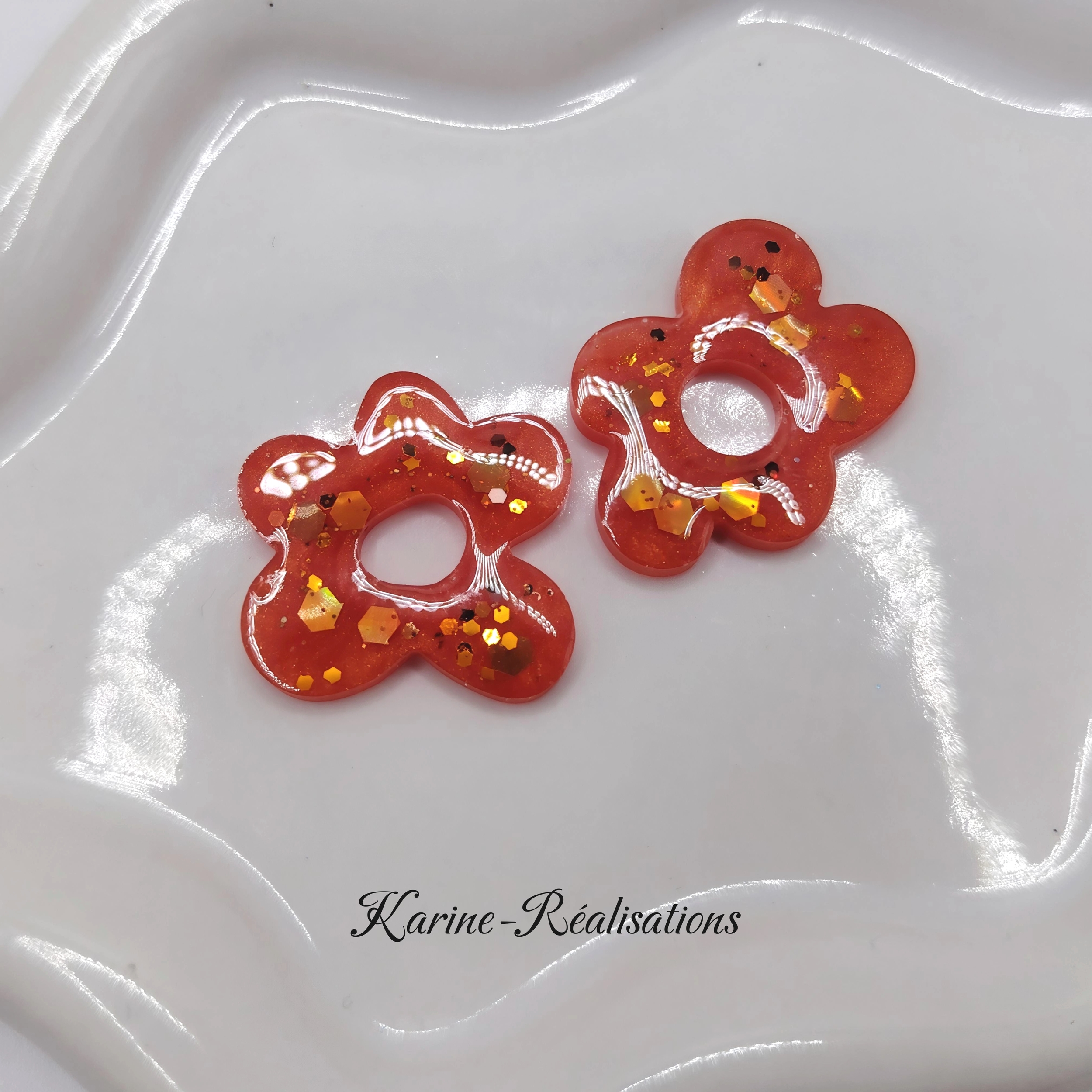 Pampilles boucles doreilles fleurs - Résine orange corail et paillettes dorées2
