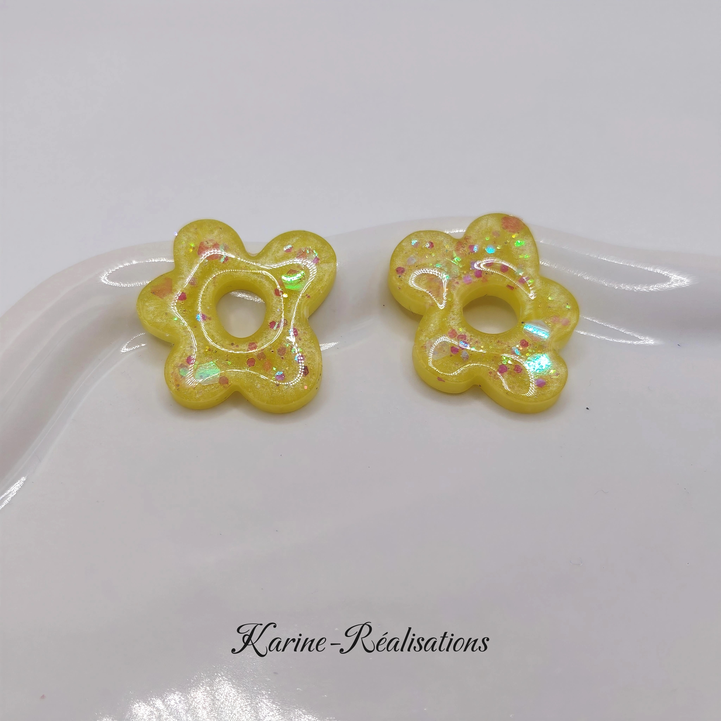 Pampilles boucles doreilles fleurs - Résine jaune pastel et paillettes irisées1