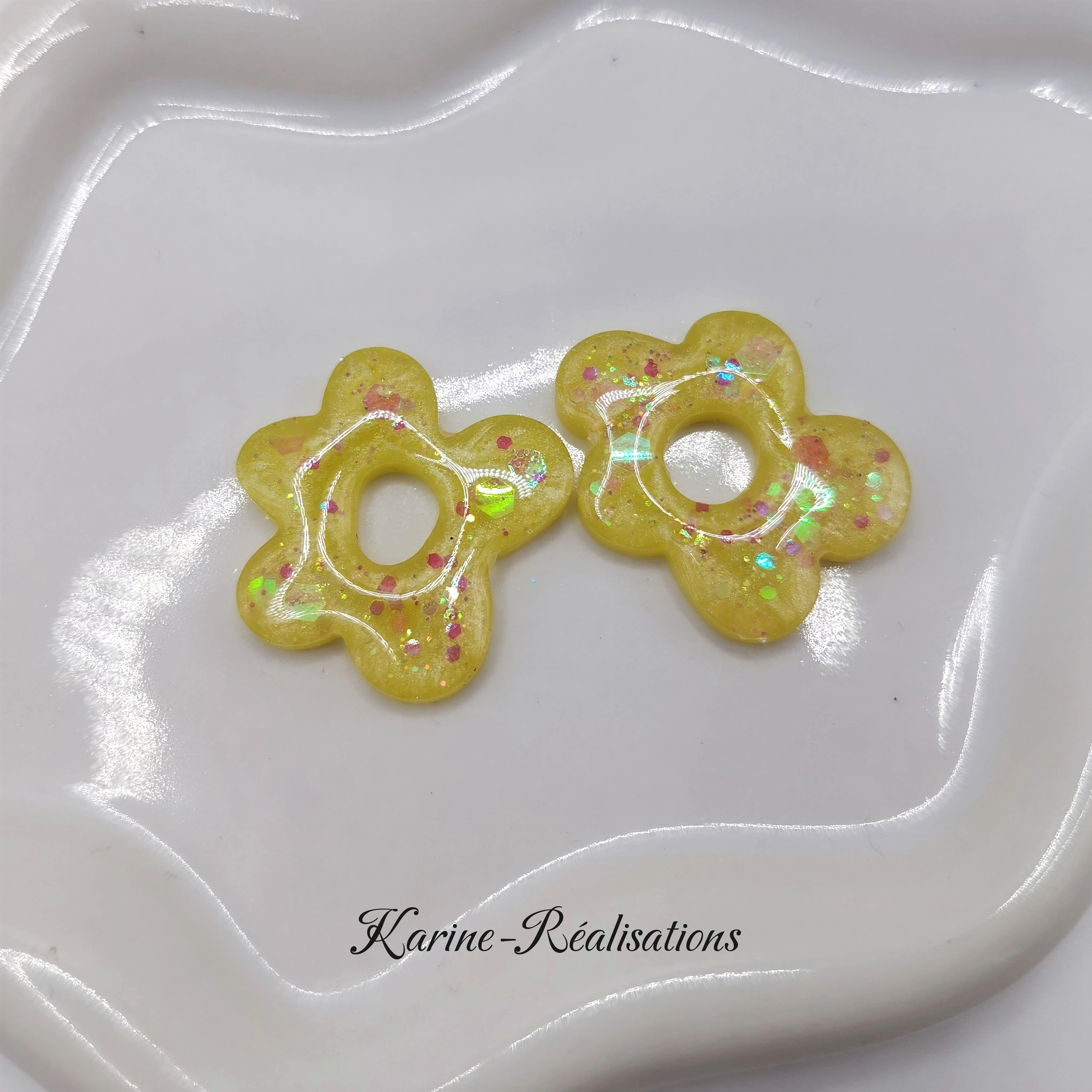 Pampilles boucles doreilles fleurs - Résine jaune pastel et paillettes irisées2