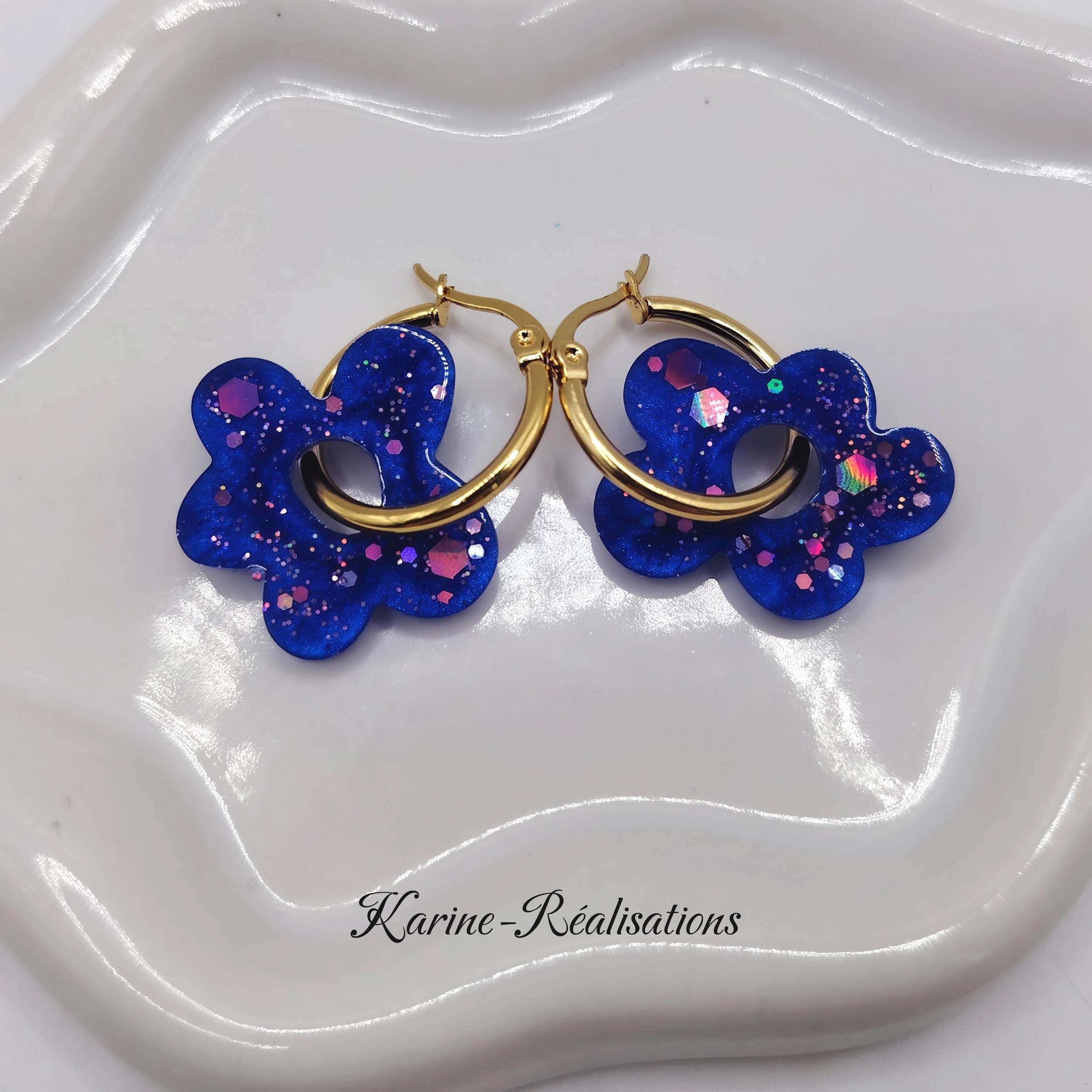 Pampilles boucles doreilles fleurs - Résine bleu roi et paillettes holographiques