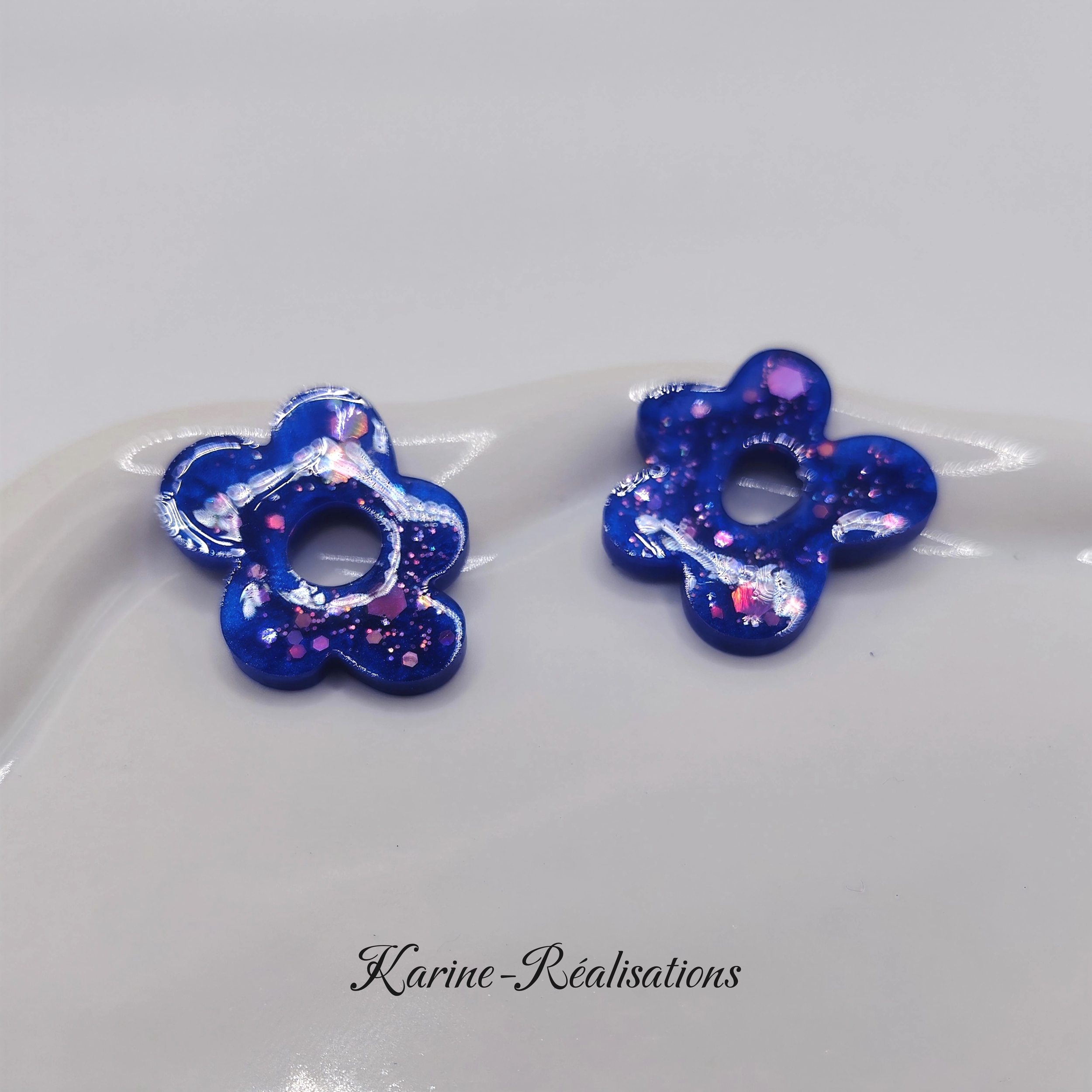Pampilles boucles doreilles fleurs - Résine bleu roi et paillettes holographiques1