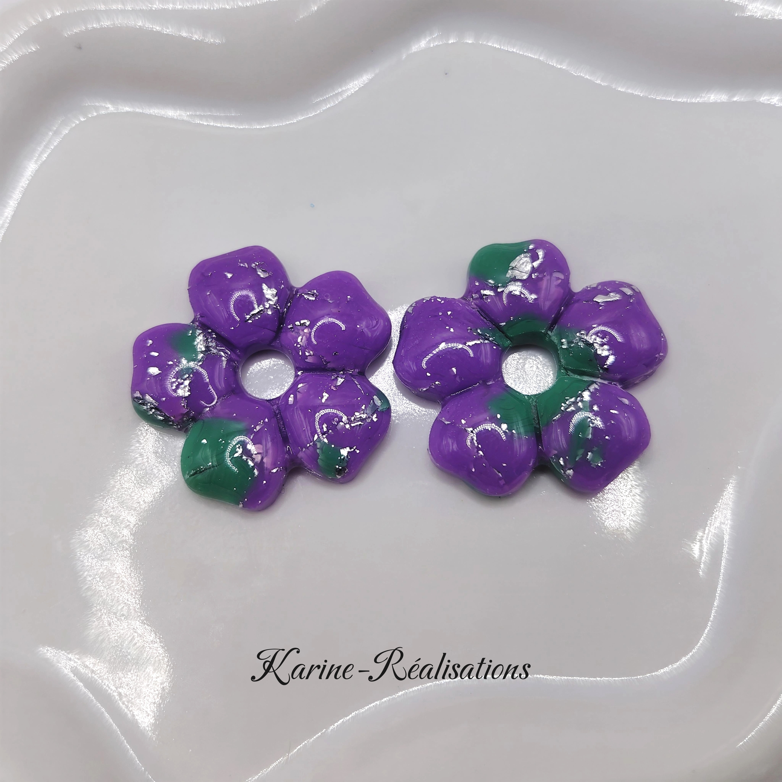 Pampilles boucles doreilles fleurs - Pâte polymère violette, touches vertes et feuille dargent1