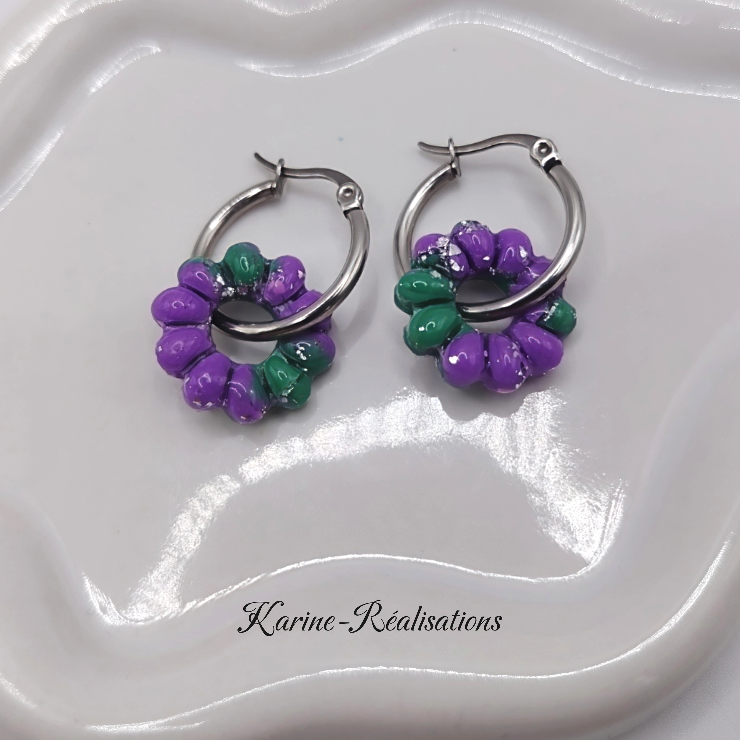 Pampilles boucles doreilles anneaux striés - Pâte polymère violette, verte et feuille dargent