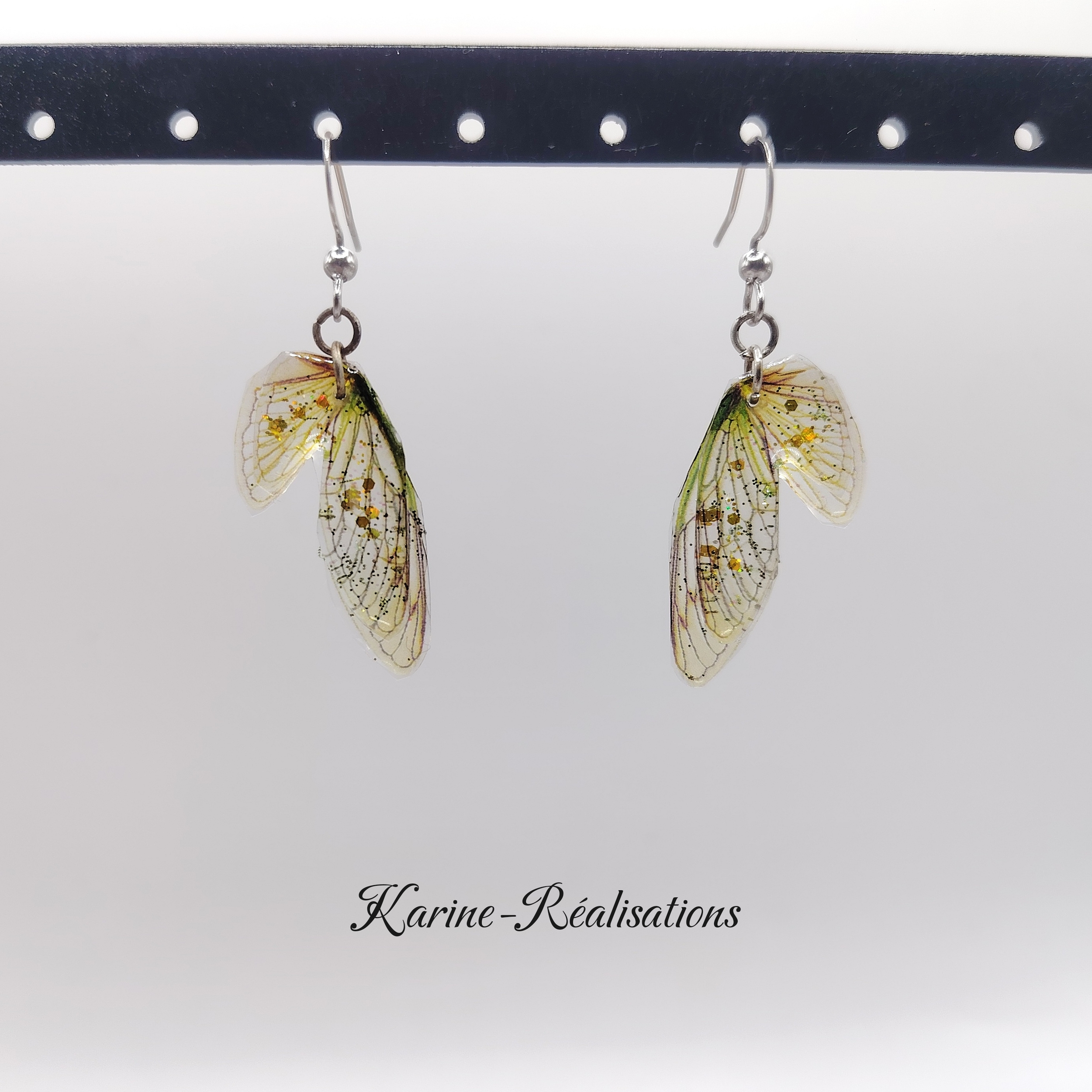 Boucles doreilles ailes de fée – Résine translucide, paillettes dorées et acier inoxydable