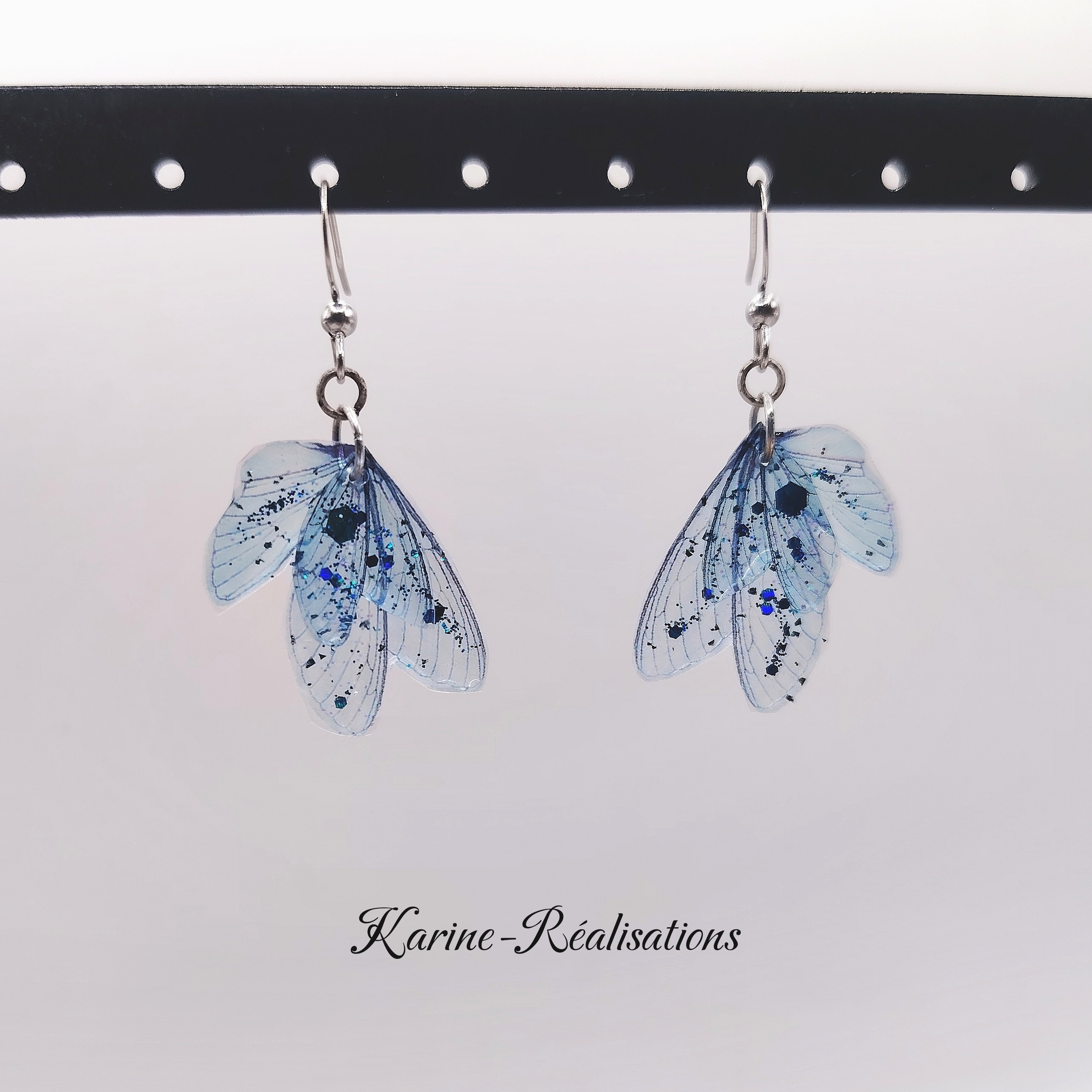 Boucles doreilles ailes de fée – Résine translucide bleu givré, paillettes pailletées et acier inoxydable