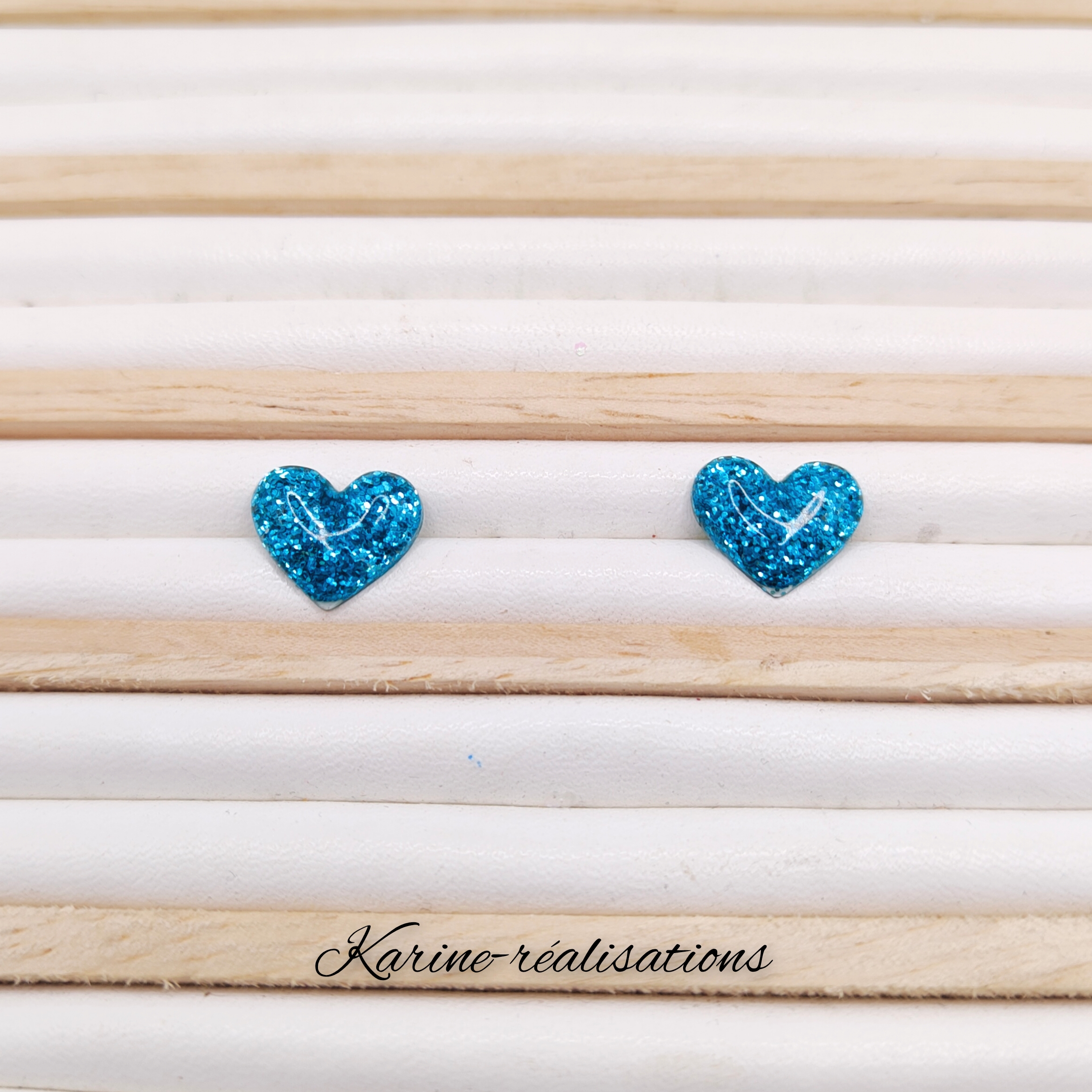 Puces coeurs en résine paillettes holographiques bleues