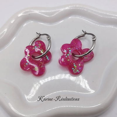 Pampilles boucles d'oreilles fleurs - Résine rose fushia et paillettes holographiques