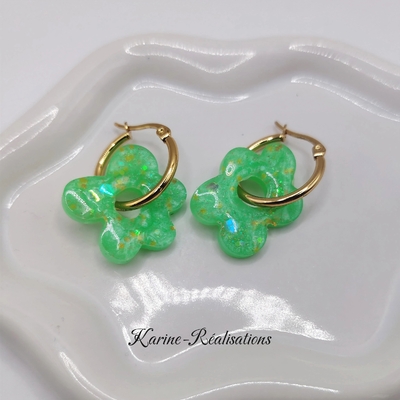 Pampilles boucles d'oreilles fleurs - Résine vert menthe et paillettes dorées2