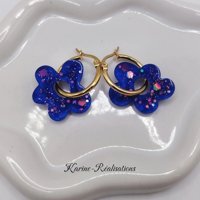 Pampilles boucles d'oreilles fleurs - Résine bleu roi et paillettes holographiques