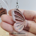 boucles-oreilles-ailes-papillon-resine-paillettes-rose-poudre-artisanal1
