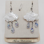 Boucles doreilles Pluie de Rêve – Nuage Nacré et Gouttes de Résine Scintillantes1