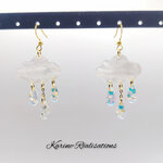 Boucles d'oreilles Nuage de Lumière – Nacré Blanc et Pluie d'Éclats Dorés