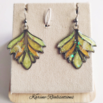 Boucles d'Oreilles Pendantes Feuillage – Résine Vert Tendre & Jaune Irisé