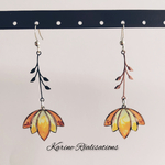 Boucles dOreilles Pendantes Tige de Lotus – Résine Jaune Solaire & Cuivré1