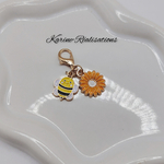 Bijou de sac  Porte-clés Printemps – Duo Abeille et Fleur Émaillée Orange – Finition Dorée