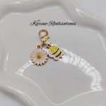 Bijou de sac  Porte-clés Printemps – Duo Abeille et Fleur Émaillée Blanche– Finition Dorée