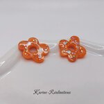 Pampilles boucles doreilles fleurs - Résine orange et paillettes1
