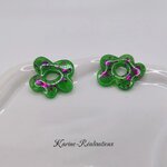 Pampilles boucles doreilles fleurs - Résine vert pomme et paillettes fushia1
