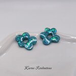 Pampilles fleurs résine - Bleu turquoise scintillant et paillettes1