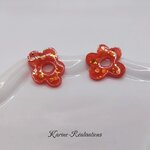 Pampilles boucles doreilles fleurs - Résine orange corail et paillettes dorées1
