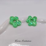 Pampilles boucles doreilles fleurs - Résine vert menthe et paillettes dorées