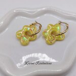 Pampilles boucles d'oreilles fleurs - Résine jaune pastel et paillettes irisées