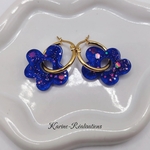 Pampilles boucles d'oreilles fleurs - Résine bleu roi et paillettes holographiques