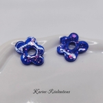 Pampilles boucles doreilles fleurs - Résine bleu roi et paillettes holographiques1