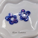 Pampilles boucles doreilles fleurs - Résine bleu roi et paillettes holographiques2