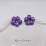 Pampilles boucles doreilles fleurs - Pâte polymère violette, touches vertes et feuille dargent2