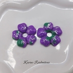 Pampilles boucles doreilles fleurs - Pâte polymère violette, touches vertes et feuille dargent1